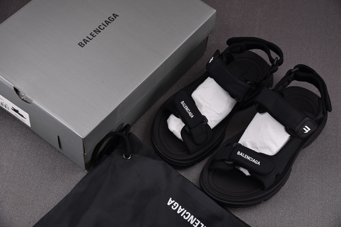 balenciag* sandal 18