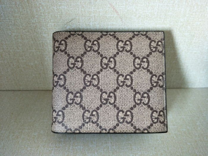 G*u*i with plaid bee wallets